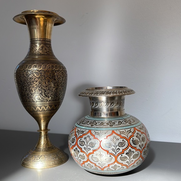 Pair of Vintage Indian Pedestal Bud Edged Brass Metal Vases - Picture 10 of 12